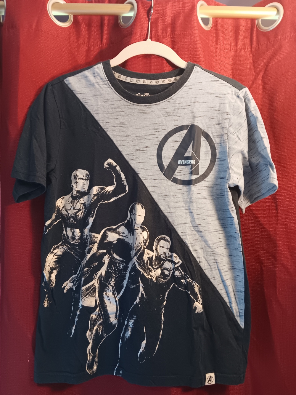 Avenger Men's Black and Light Gray Graphic Tee